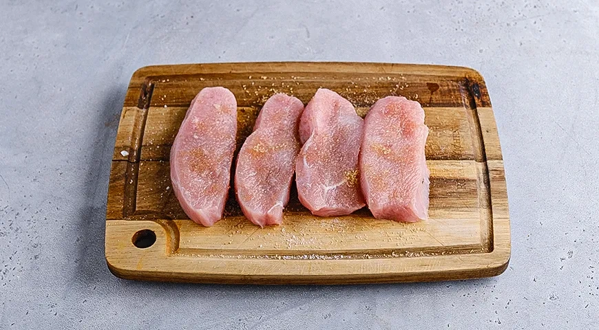 Филе индейки в кокосовом соусе на сковороде: шаг 1