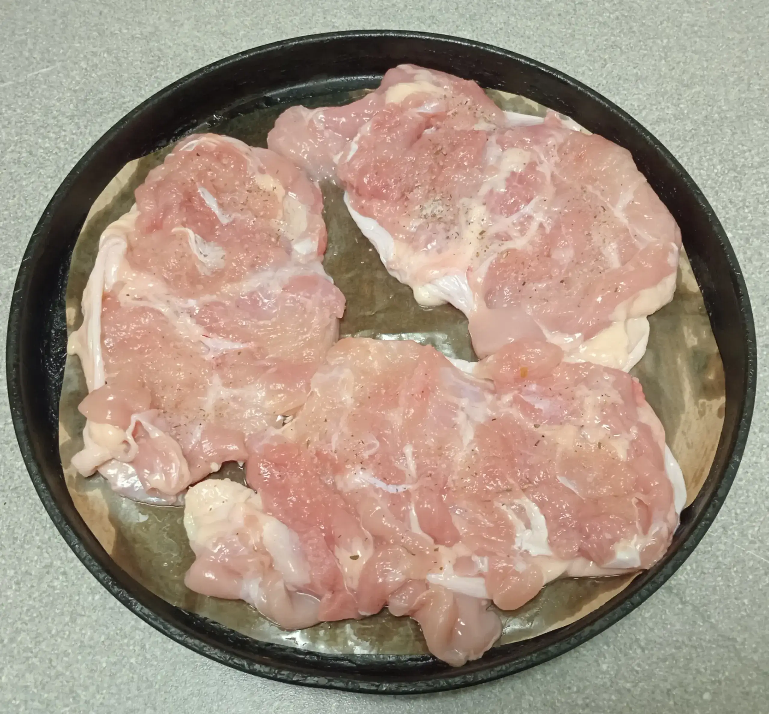 Филе куриного бедра под помидорами: шаг 1