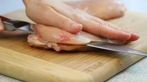 Филе курицы под сырной шапкой на сковороде: шаг 1