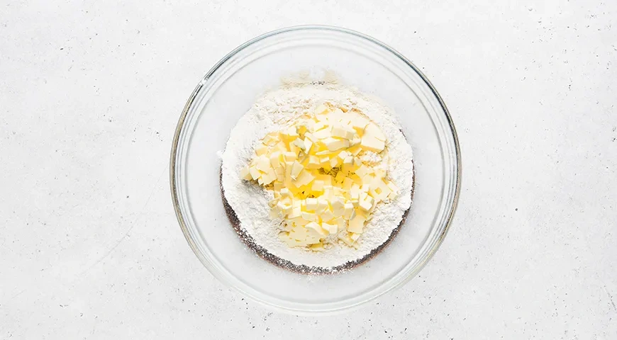 Французский луковый пирог с копченой грудинкой: шаг 1