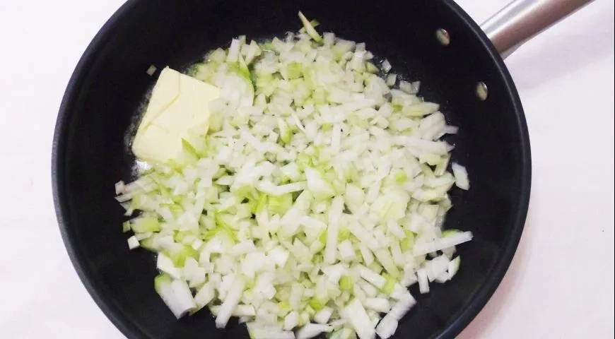 Фрикасе из курицы с шампиньонами и самыми доступными продуктами: шаг 1