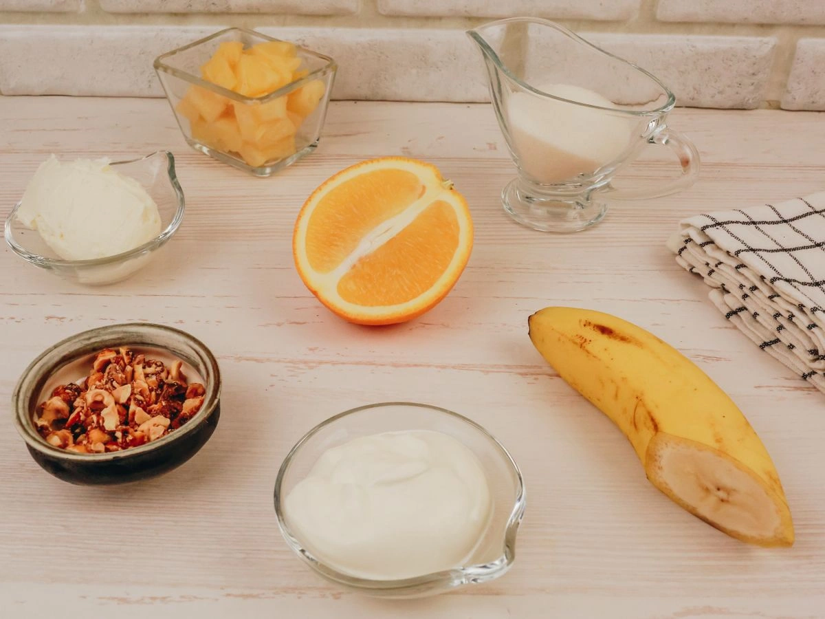 Шаг 1: Фруктовый салат под сливочным кремом