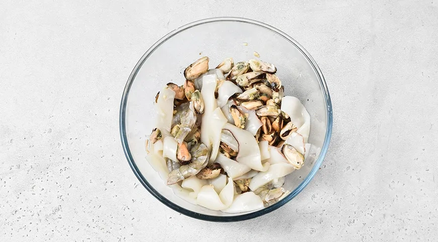 Фунчоза с морепродуктами и овощами: шаг 1