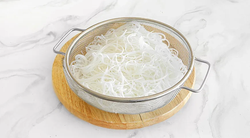 Фунчоза с зелеными овощами: шаг 1