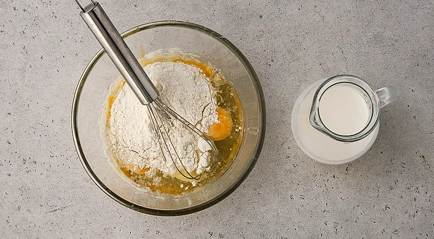 Голландский блин в духовке с копченым лососем: шаг 1