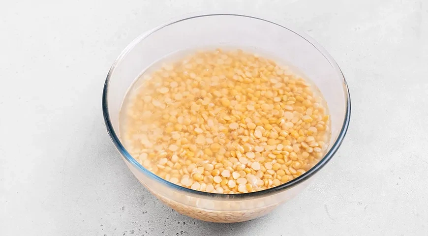 Гороховая каша с тушенкой: шаг 1