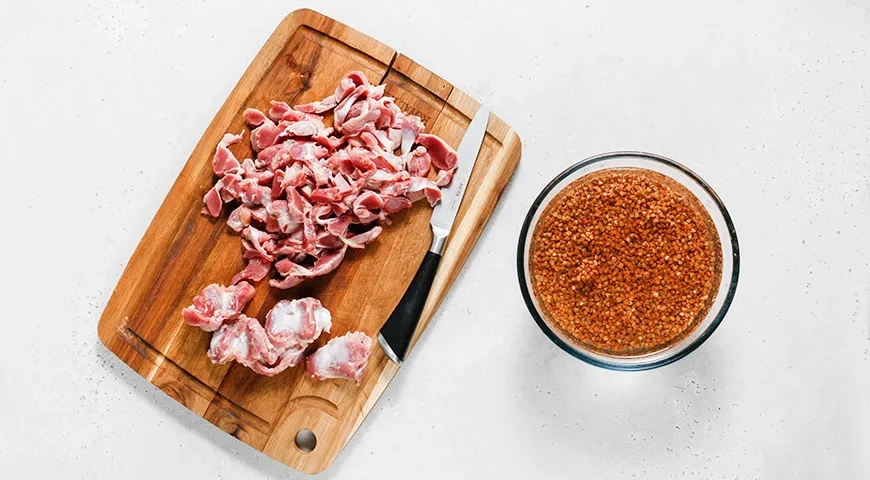 Гречка с куриными желудочками на сковороде: шаг 1