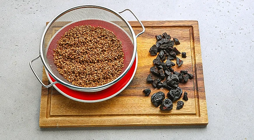 Гречневая каша с черносливом и орехами: шаг 1