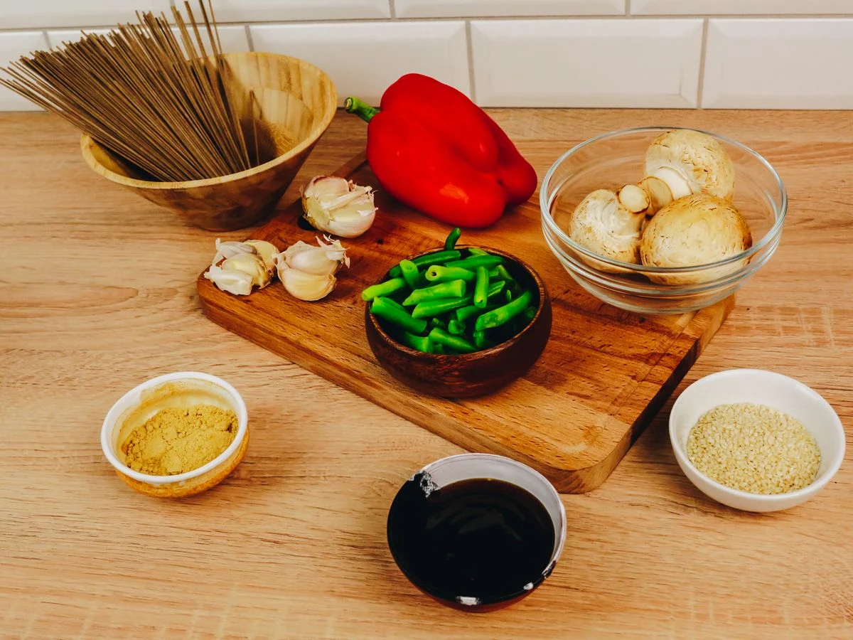 Шаг 1: Гречневая лапша с овощами и грибами