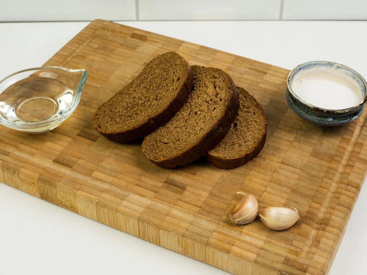 Шаг 1: Гренки с чесноком