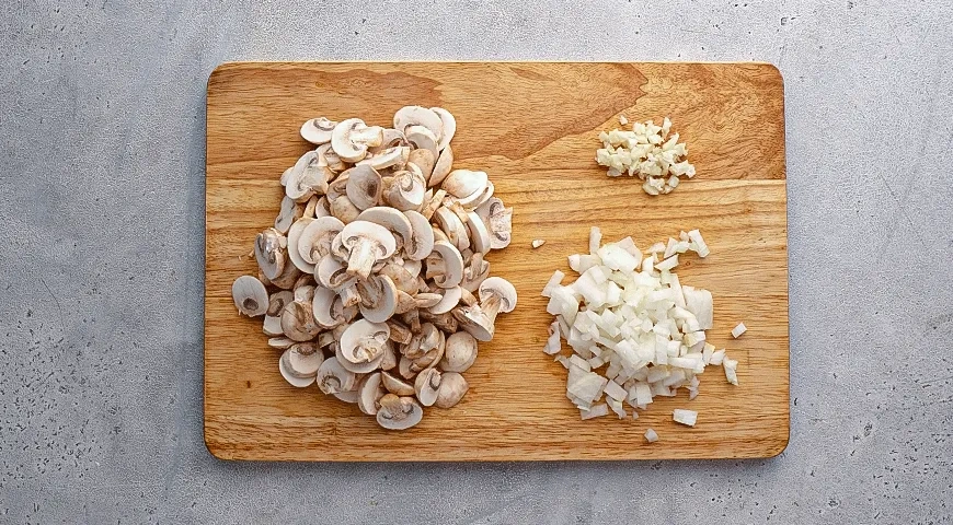 Грибной соус из шампиньонов с молоком и сыром: шаг 1