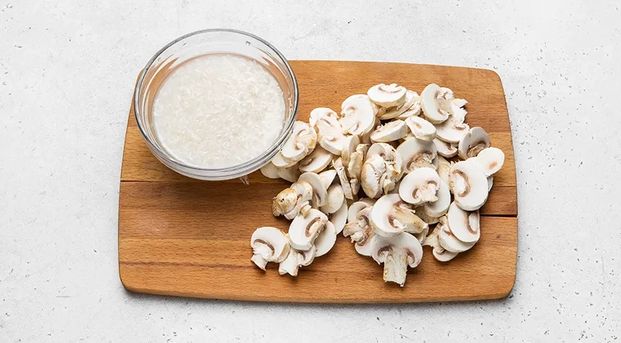 Грибной суп с рисом и картофелем: шаг 1