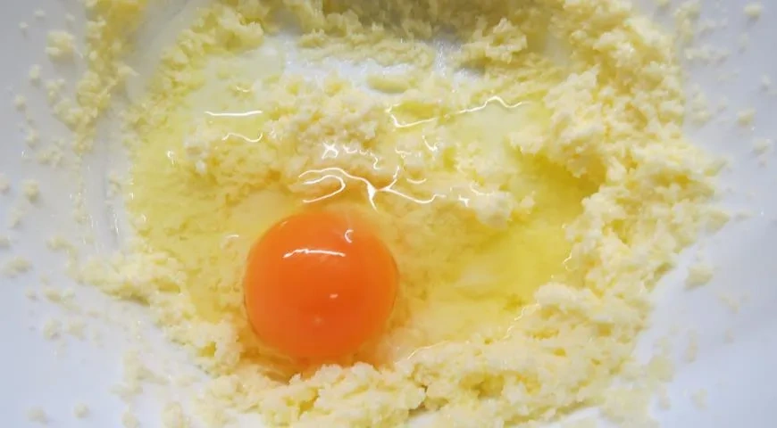 Грушевый пирог с меренгой и карамельной заливкой: шаг 1