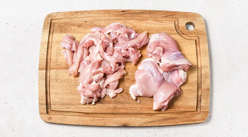 Гуляш из курицы с подливкой на сковороде: шаг 1