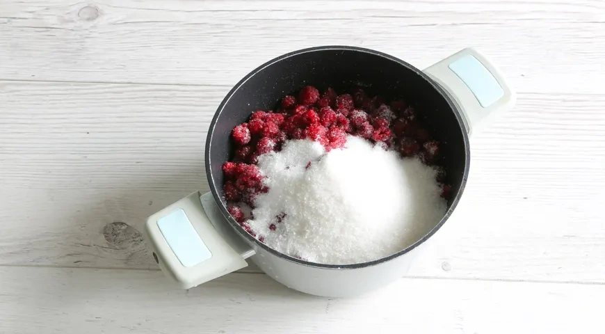 Густое малиновое варенье: шаг 1