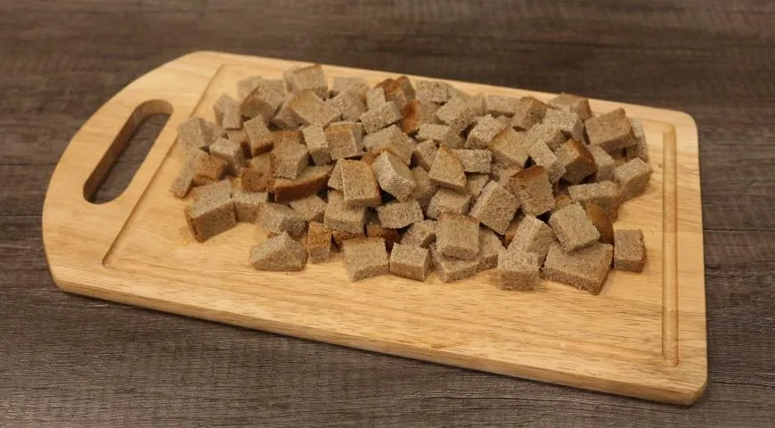 Хлебный салат: шаг 1