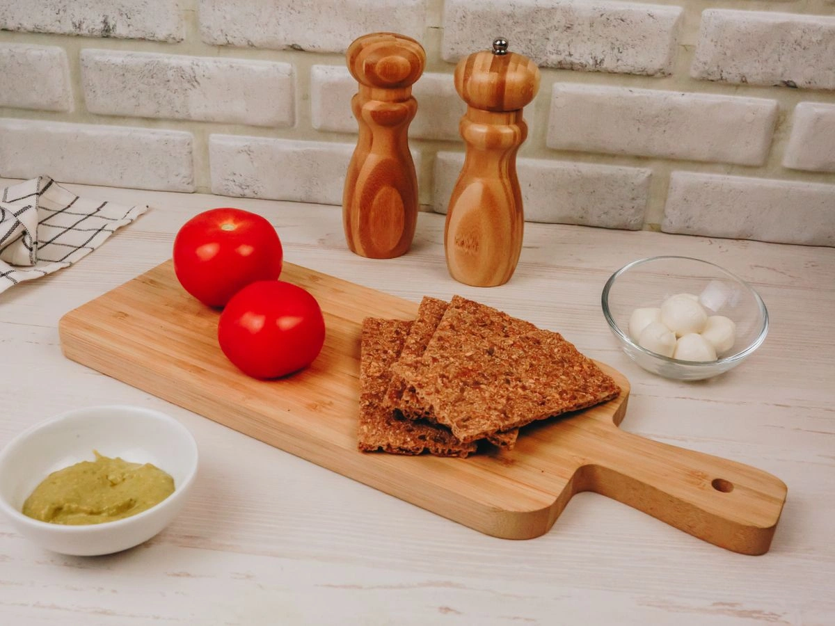 Шаг 1: Хлебцы «Капрезе» с томатами «Пинк Парадайз»