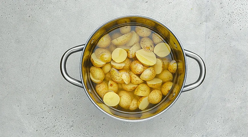 Хрустящая картошка со сметаной и икрой: шаг 1