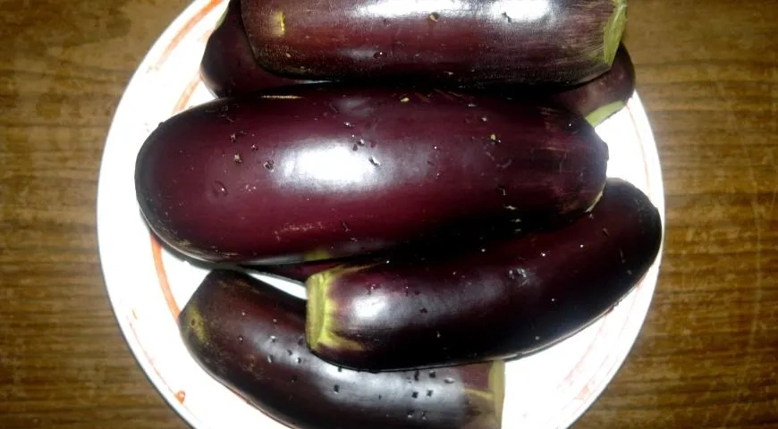 Вкусная икра из баклажанов: шаг 1