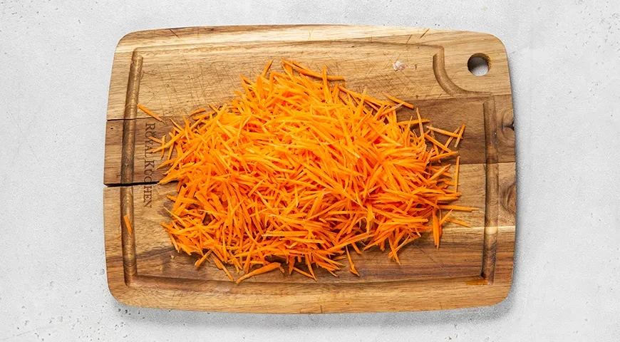 Икра из соленых огурцов и моркови: шаг 1