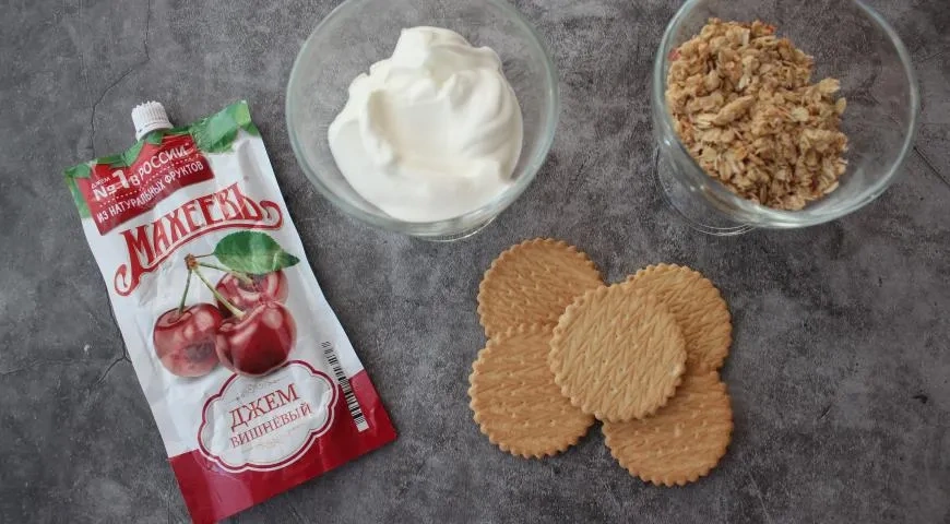 Йогуртовый десерт на 8 марта с вишневым джемом "Махеевъ": шаг 1