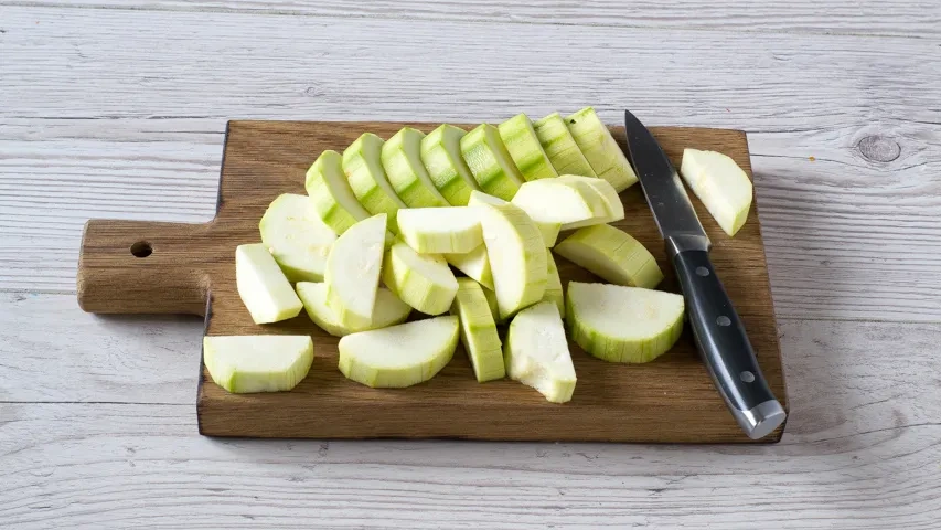 Кабачки тушеные в сметане с чесноком: шаг 1