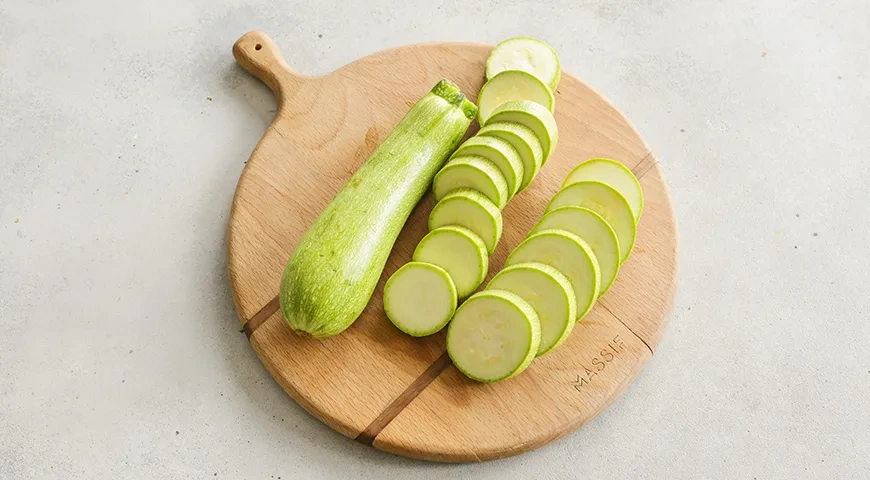 Кабачки в кляре на сковороде: шаг 1