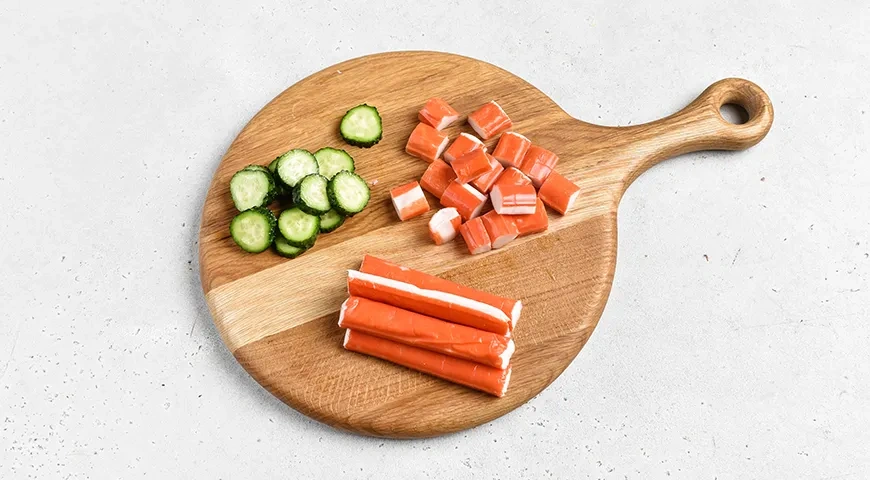 Канапе с крабовыми палочками: шаг 1