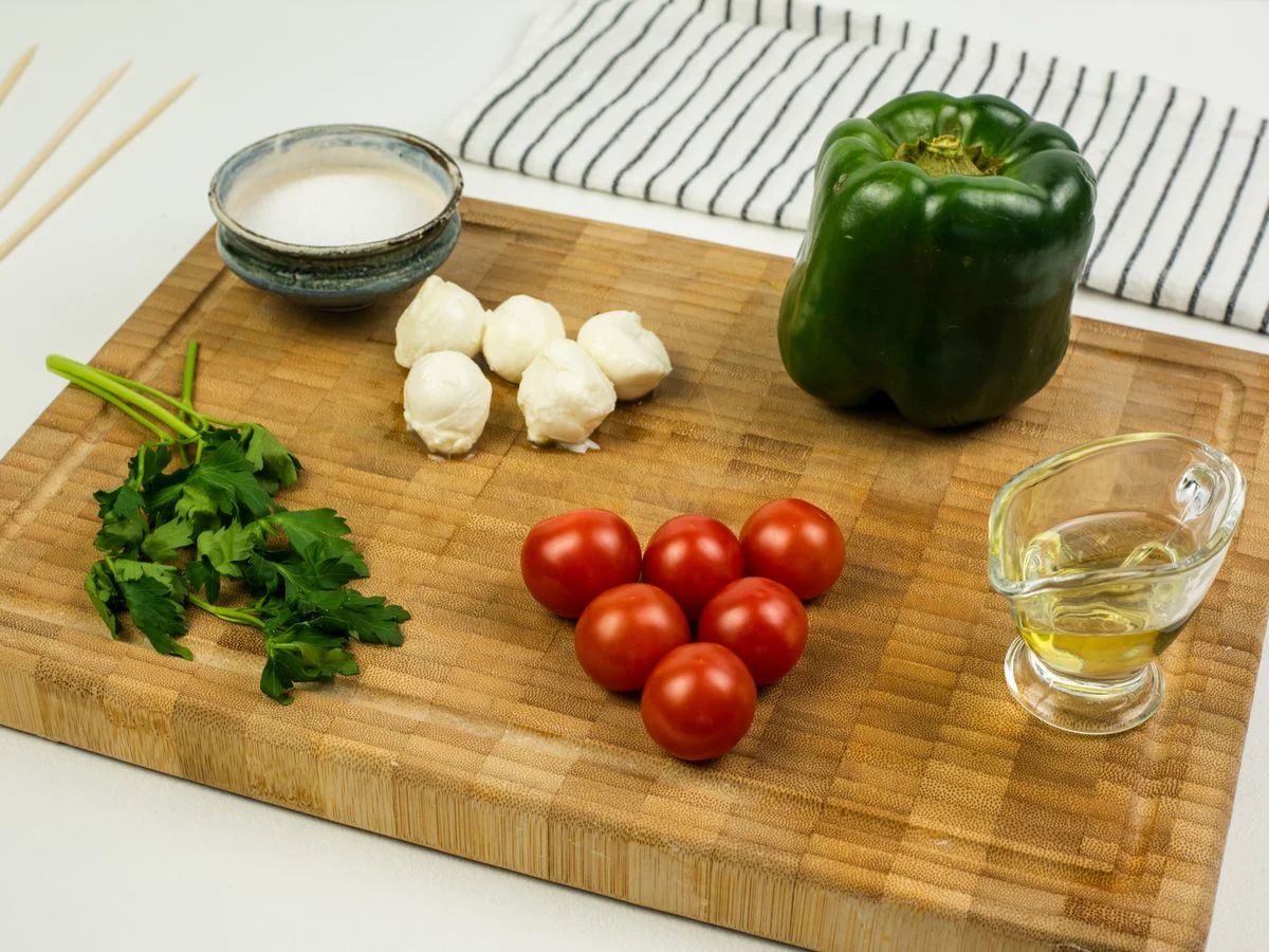 Шаг 1: Канапе с помидорами черри и моцареллой