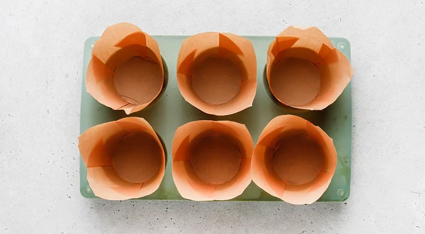 Капкейки с начинкой внутри, украшенные кремом: шаг 1