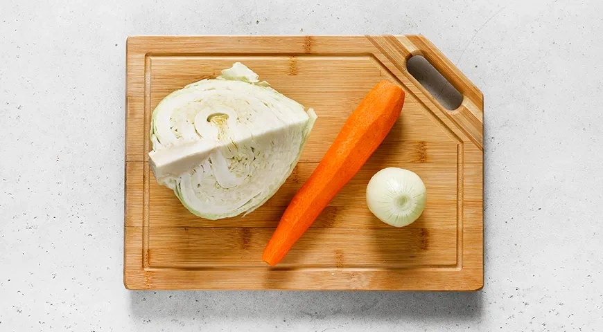 Капуста с луком и морковкой на сковороде по-домашнему: шаг 1