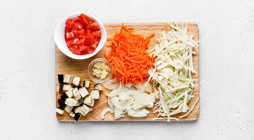 Капуста, тушенная с баклажанами: шаг 1