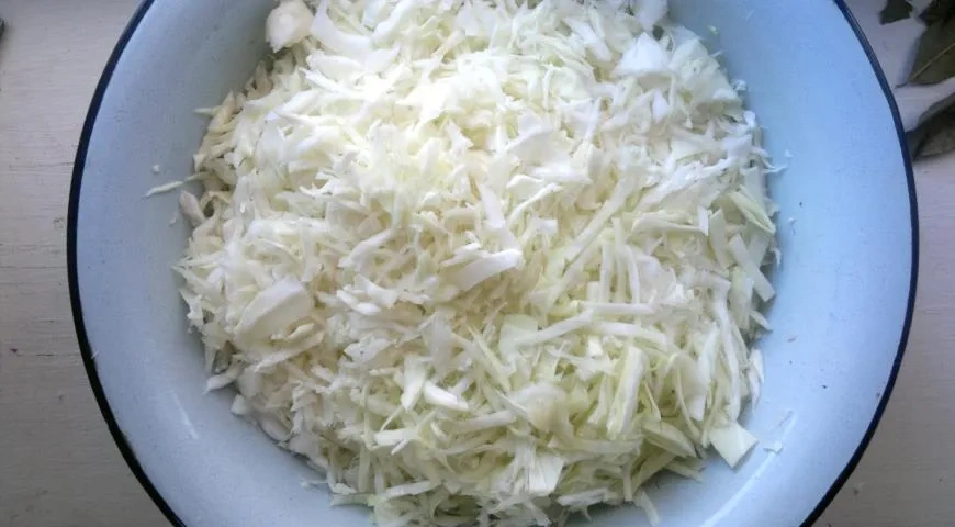 Капуста в остром маринаде со свёклой и морковью: шаг 1