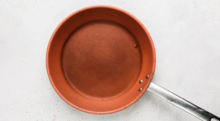 Картошка в сметанном соусе с луком: шаг 1