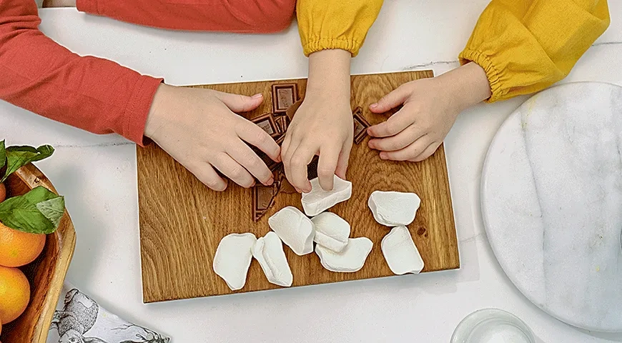 Кекс с маршмеллоу и шоколадом на гриле: шаг 1