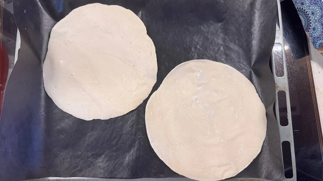 Хачапури за полчаса на лепёшке роти: шаг 1