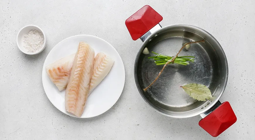 Классический салат с отварной рыбой: шаг 1