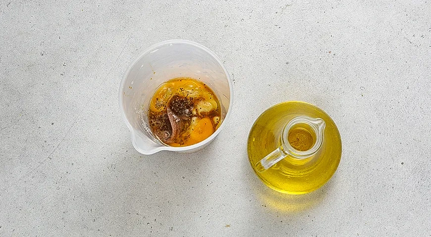 Классический соус для «Цезаря»: шаг 1