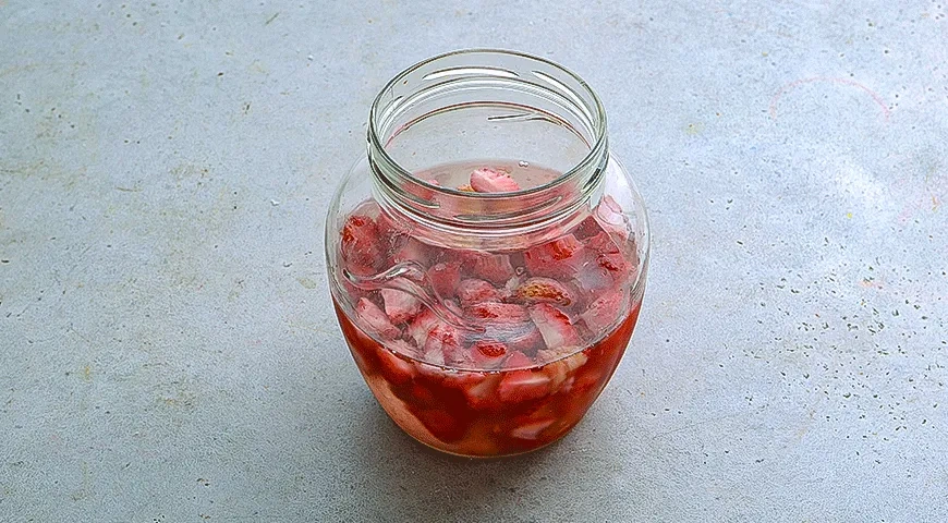 Клубничный ликер со сливками в домашних условиях: шаг 1