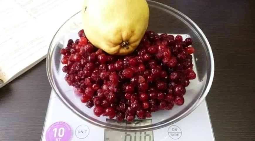 Клюквенное варенье с айвой и имбирем: шаг 1