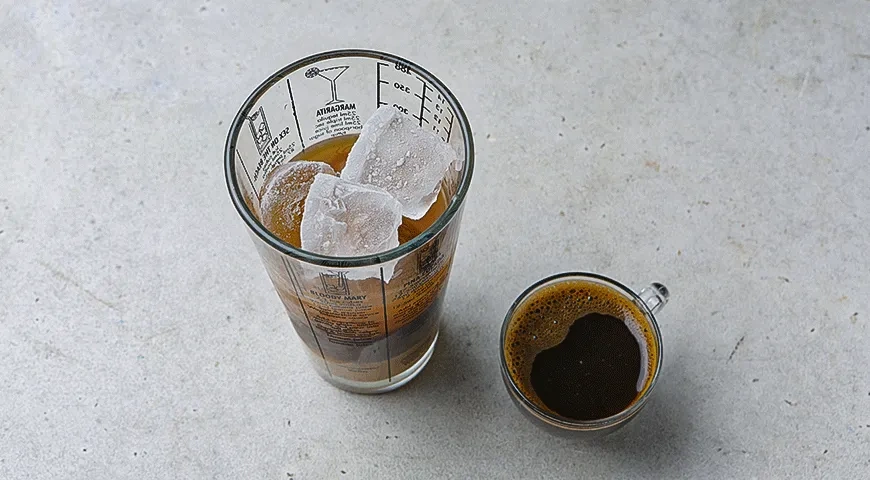 Коктейль из эспрессо с ликером «Кофейное пламя»: шаг 1