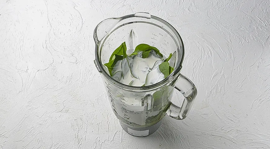 Коктейль с ананасовым соком и шпинатом «Парадайз»: шаг 1