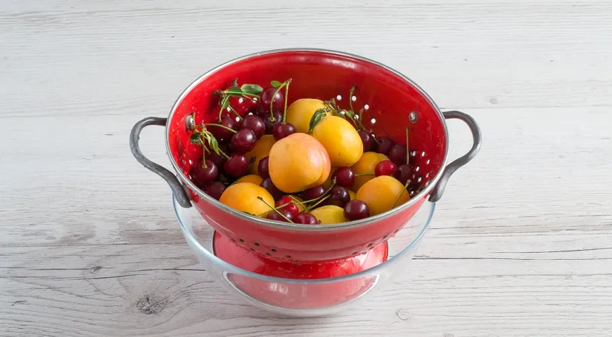Компот из абрикосов и вишни: шаг 1
