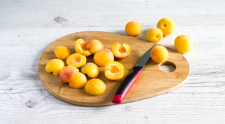 Компот из абрикосов на зиму: шаг 1