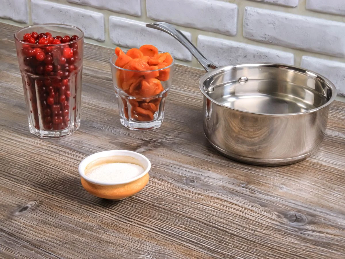 Шаг 1: Компот из клюквы и кураги