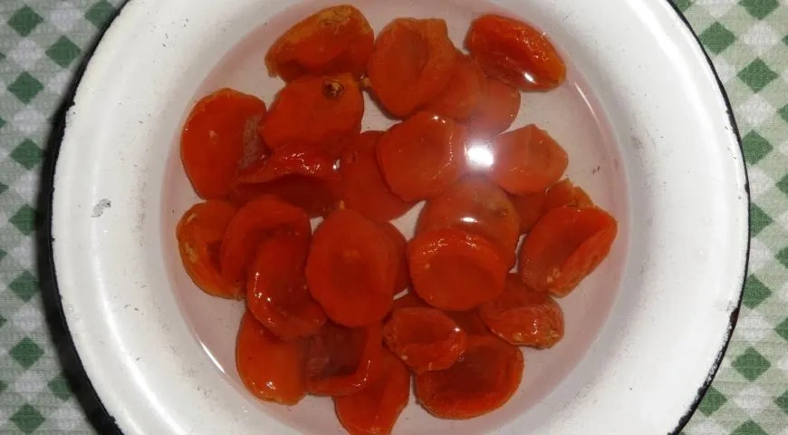 Компот из клюквы и кураги: шаг 1