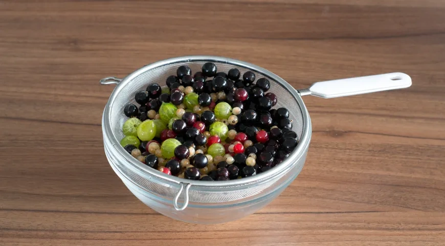 Компот из крыжовника и смородины: шаг 1