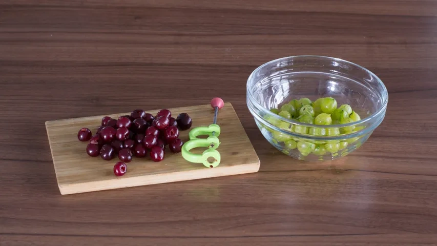 Компот из вишни и крыжовника: шаг 1