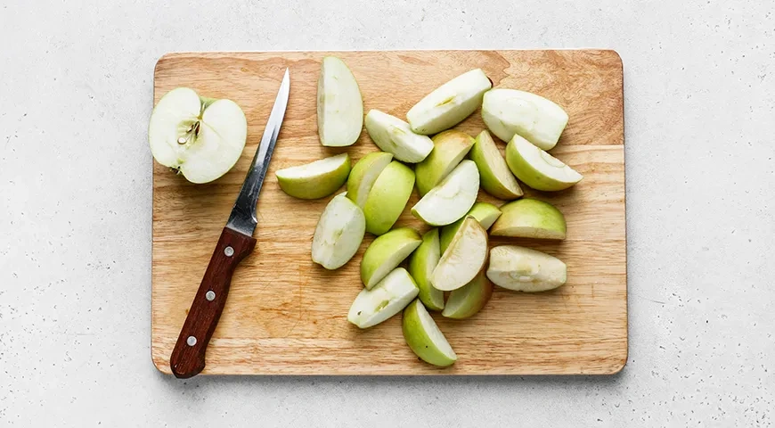 Компот из яблок и клюквы: шаг 1