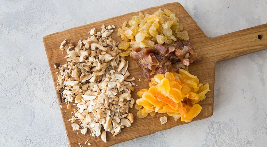 Конфеты из сухофруктов и орехов в шоколаде: шаг 1